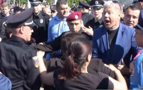 В центре Черкасс из-за запрещенного флага в руках у ветеранов вспыхнула драка (видео)