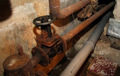 В Лисичанске жители дома не заметили как в подвале воруют трубы