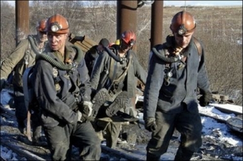 Авария на шахте Донбасса: спасатели пытаются достать шахтеров