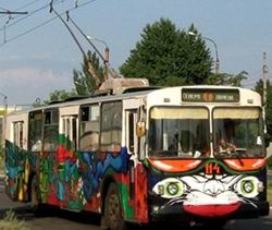 По Североднецку ездит необычный троллейбус