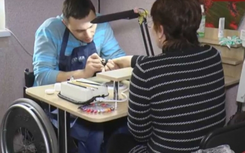 Переселенец с инвалидностью стал мастером маникюра и наращивания ногтей