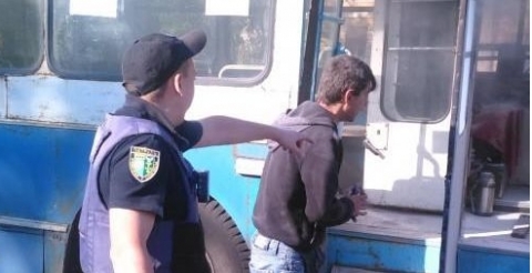 Полицейские Краматорска первыми бросились тушить загоревшийся троллейбус