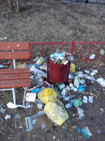 Мариупольцы просят избавить от мусора детские площадки