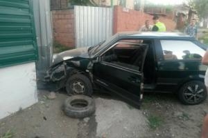 Пьяный водитель снес забор в Мариуполе