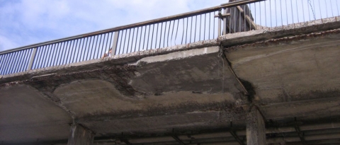 В Лисичанске разрушается аварийный мост