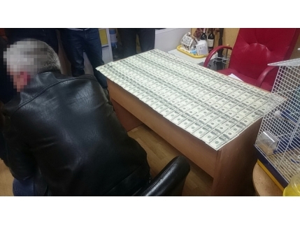 В Мариуполе прокурора и адвоката поймали на крупной  взятке