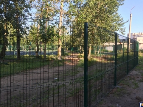 Свобода против безопасности: в школах Славянска появились заборы