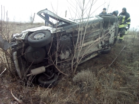 Спасатели Луганщины помогли выбраться из пострадавшего в ДТП автомобиля троим пострадавшим