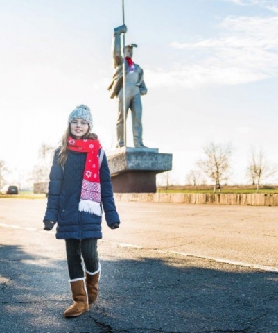 Мариупольцы получат в подарок мини-версию шарфа, которым украсили памятник Сталевару