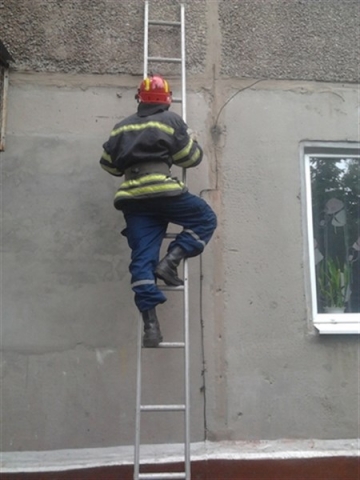 В Славянске спасатели лезли в окно к пенсионерке