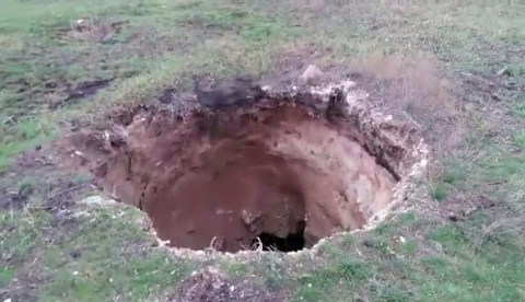 Под Бахмутом провалилась земля на глубину 15 метров