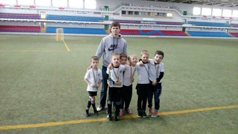 Мариуполец по собственной инициативе собрал и три года тренирует детскую футбольную команду
