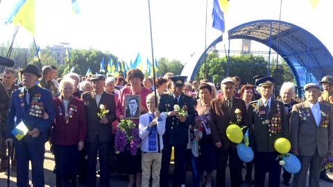 В Славянске в честь 9 мая прошел многотысячный марш, несмотря на попытки провластных радикалов испортить праздник Победы