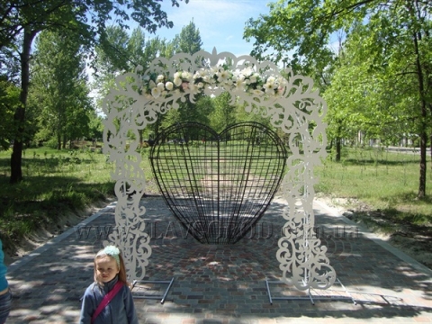 В Славянске торжественно открыли аллею Семьи в парке "Мечта"