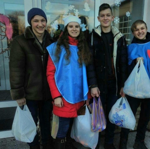 Мирноградськие волонтеры передали гуманитарную помощь в школу поселка Гранитное