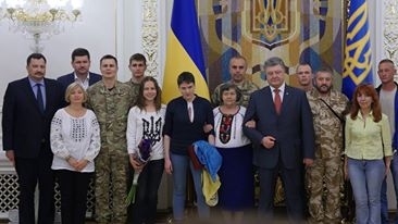 Порошенко вручил Савченко орден Героя Украины