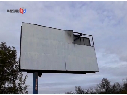 В Мариуполе ветер срывает рекламные щиты