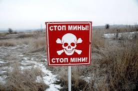 В Луганской области автомобиль подорвался на мине