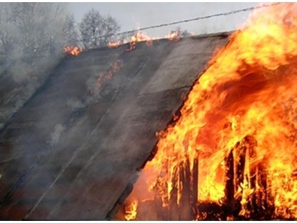 В Мариуполе горел заброшенный дом