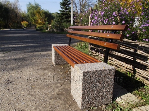 Центральный парк Славянска обновили новыми скамейками