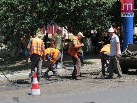 У мариупольского Главпочтамта ремонтируют дорогу