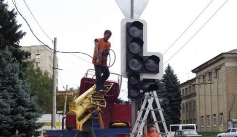 Установку новых светофоров начали проводить в Славянске