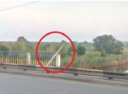 В Славянске пешеходы ежедневно рискуют жизнью из-за разрушенной части моста