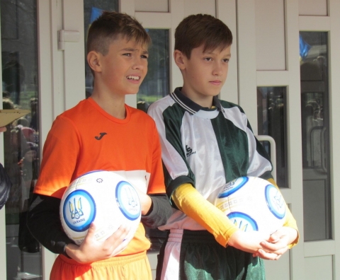 Ученики школы в Мариуполе получили в подарок футбольное поле