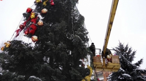 В Константиновке с главной елки украли новогодние игрушки
