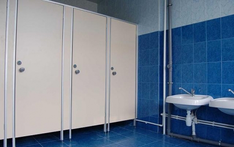 Школьница из Мариуполя попросила мэра города установить кабинки в туалете ее школы