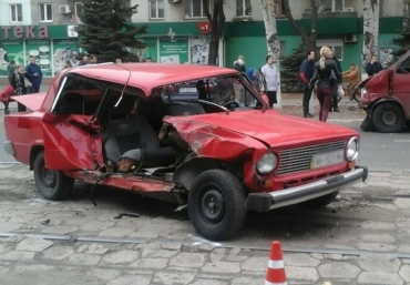 В Мариуполе в ДТП из-за оторвавшейся двери автомобиля на дорогу выпал пассажир 