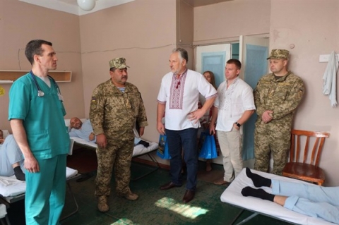 Жебривский посетил новый мобильный госпиталь на Донетчине