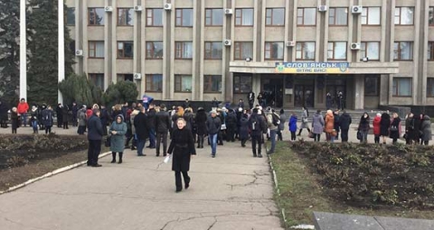 Сотрудники Славянского горсовета эвакуированы из-за банки с подозрительным веществом