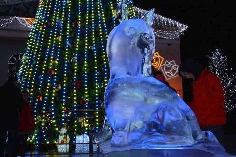 В центре Мариуполя появились сказочные ледяные скульптуры