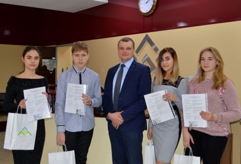 В Доброполье молодые люди получили паспорта в обновленном ЦПАУ