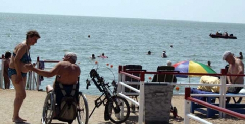 В Мариуполе для людей с инвалидностью обновят пляж