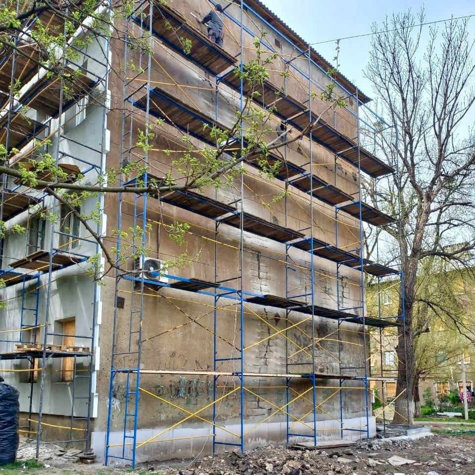 У Краматорську ремонтують будинок, пошкоджений в результаті російського ракетного удару