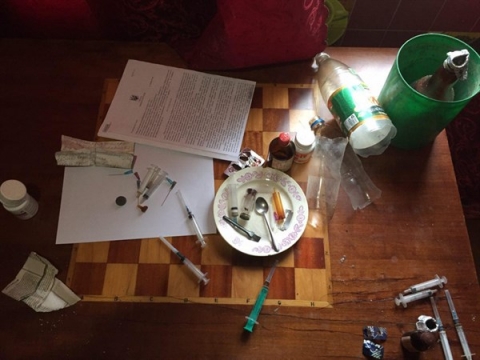 На Добропольщине 32-летний житель организовал наркопритон