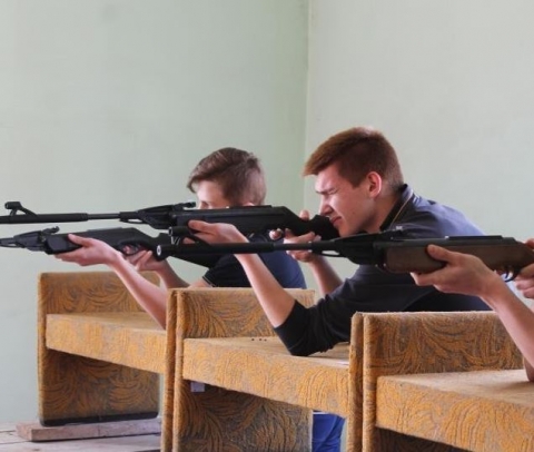 В Славянске дети стреляли из воздушки на региональных соревнованиях