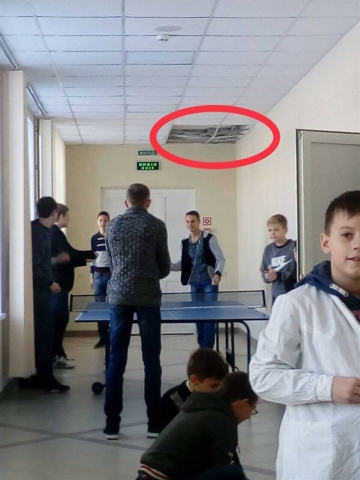 В открытой Порошенко после ремонта за 65 миллионов гривен опорной школе Покровска обваливается потолок