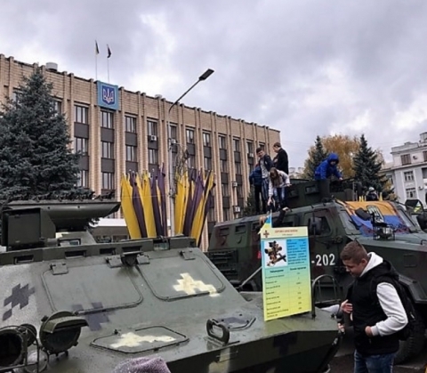 В Бахмуте в День Защитника Украины устроили показ военной техники