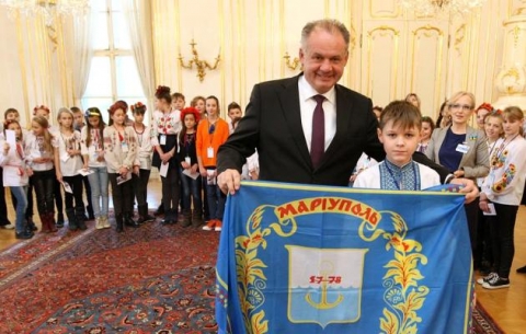 Президент Словакии встретился с мариупольскими школьниками