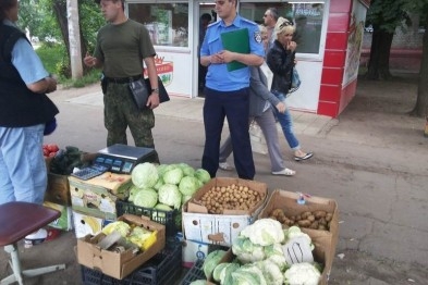 В Славянске полицейские проверяют уличных торговцев