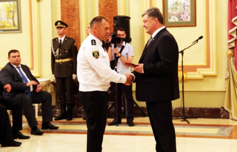 Порошенко наградил полицейских Донетччины