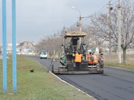 В Мариуполе на Олимпийской ремонтируют дорогу
