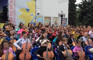 В Мариуполе дети исполнили гимн ЕС