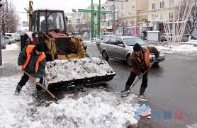 В Мариуполе на борьбу со снегом и слякотью направлено более 700 человек