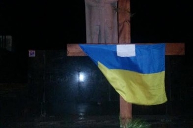На площади Свободы в Мариуполе бойцы "Азова" хотели сломать христианский крест