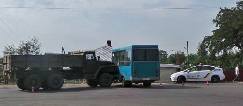 В Славянске военный грузовик протаранил маршрутку