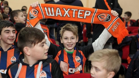 Дети из Белозерского и Доброполья получили фирменные футболки от клуба «Шахтер»